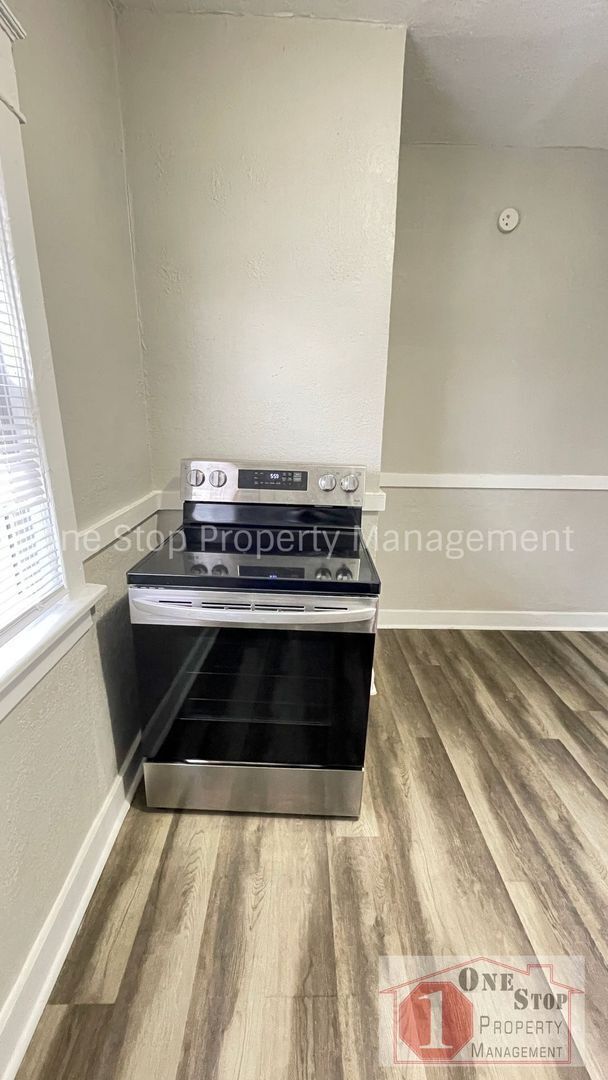 Building Photo - Beautiful 3 Bedroom 1 Bathroom Home in Kansas City!