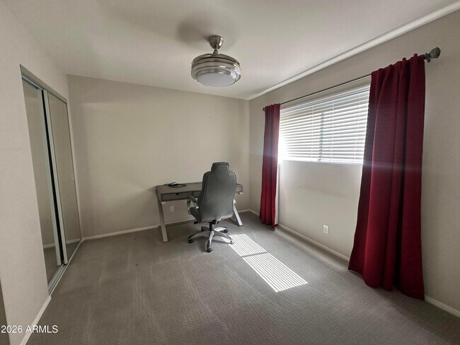 Building Photo - 5525 E Thomas Rd