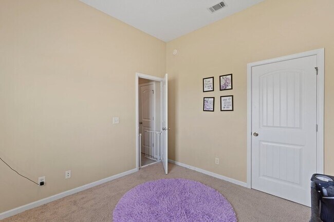 Building Photo - 966 Mustang Ln NE
