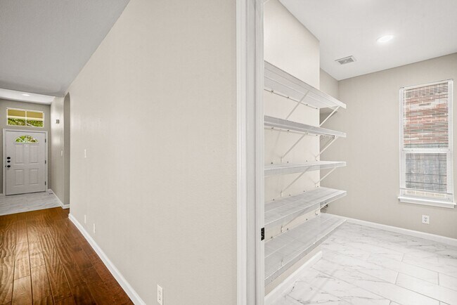Building Photo - For Rent! Updated Single Story in Sonoma R...