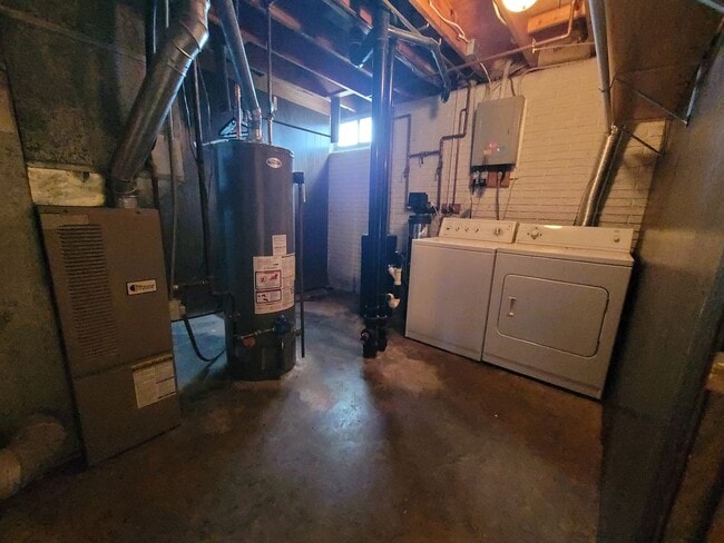 Building Photo - Marion 3 bedroom 1 bath additional family room, new carpet & Appliances, 1 stall garage, fenced y...