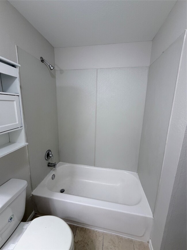 Building Photo - 866 N Victory Dr