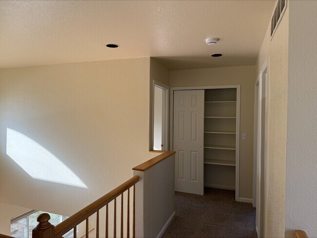 Building Photo - "Spacious 4-Bed, 3-Bath Gem on Franklin Drive – Modern Living in Boulder!"