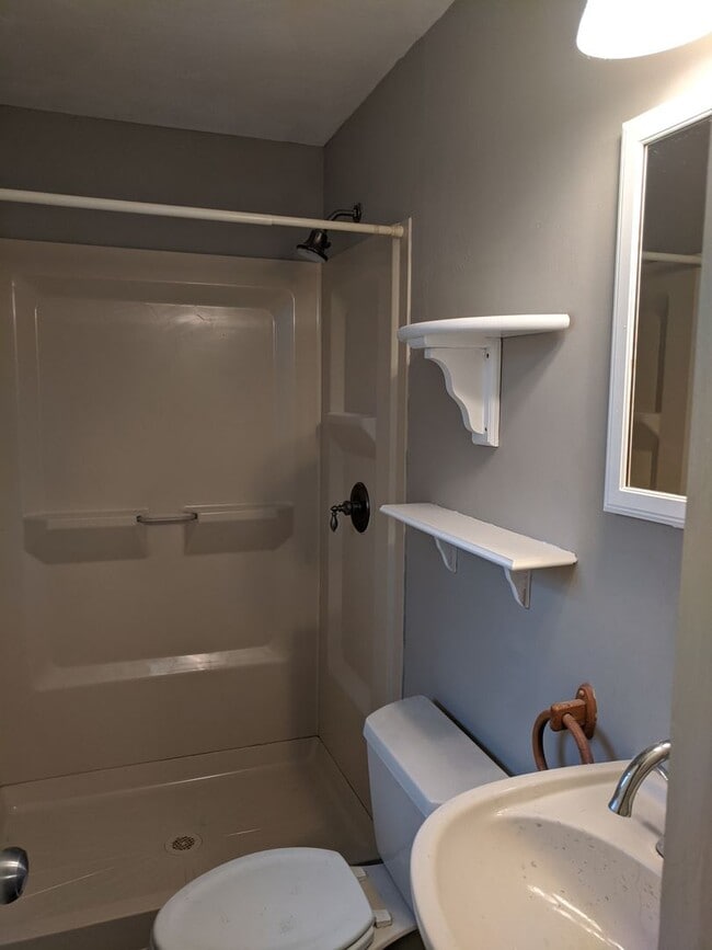 Building Photo - *****Huge 4 bedroom, 3 full bath home FOR ...