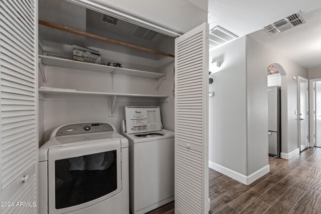 Building Photo - 2075 S Peppertree Dr