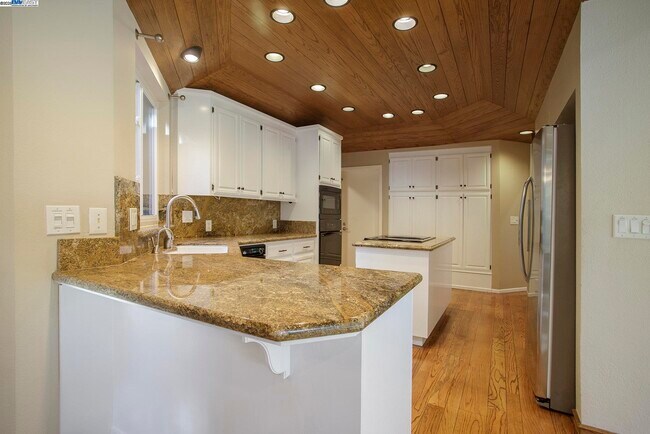 Building Photo - 3 Blackhawk Club Ct