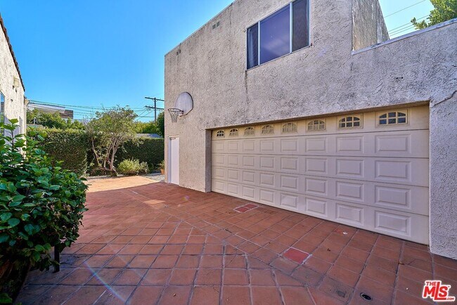 Building Photo - 429 S Orange Dr