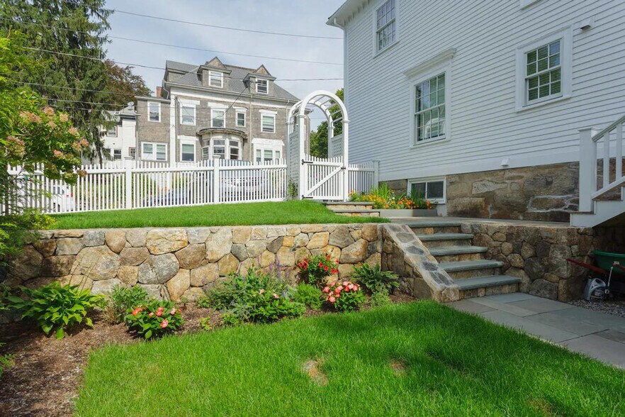 Building Photo - 5 Park Ln