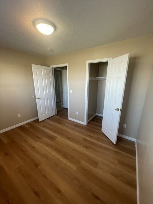 Building Photo - Your New Chapter Starts Here – 5 Bed, 2 Bath Syracuse Home + 2 Weeks Free!