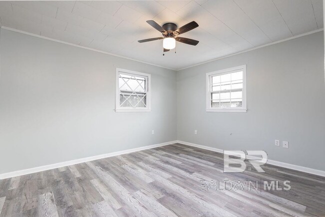 Building Photo - 409 W Canal Dr