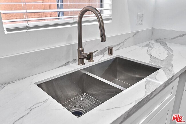 Building Photo - 843 4th St