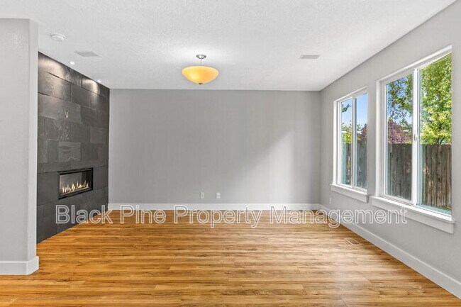 Building Photo - 6018 N Silver Maple Ave