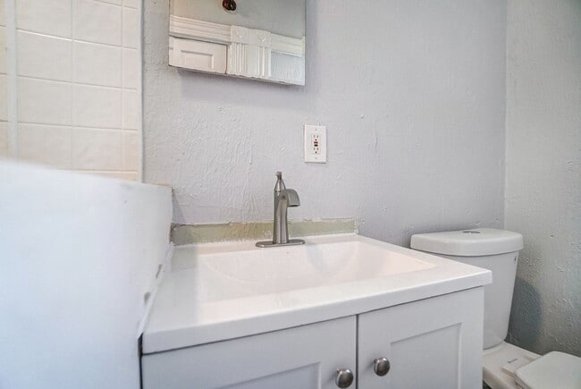 Building Photo - Three Bedroom in Cincinnati!