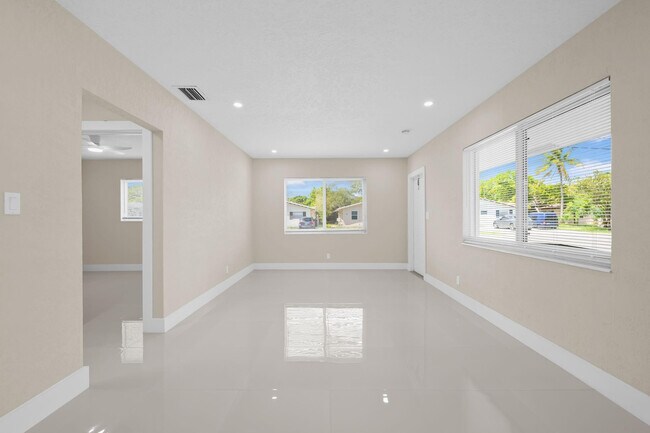 Building Photo - 832 NE 12th Ave