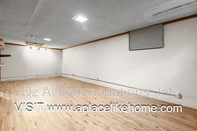 Building Photo - 6535 Melrose Ln