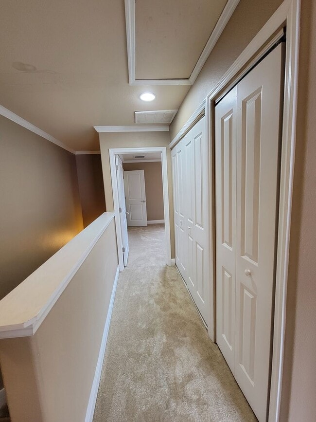 Building Photo - Upscale 3/3 town home in University Green ...