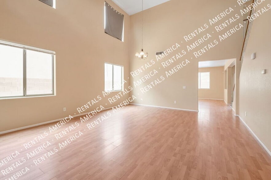 Building Photo - 629 E Saddle Way
