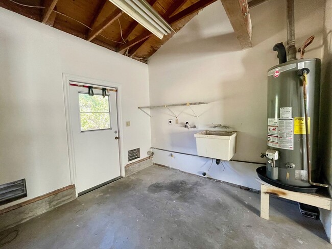 Building Photo - 2 Bedroom 1 Bathroom Home in Spring Valley