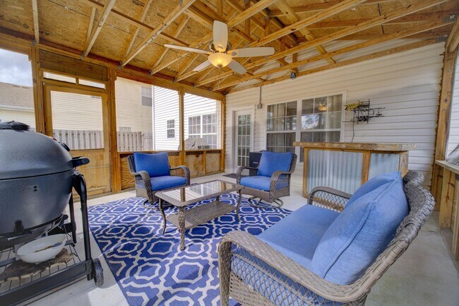 Building Photo - 3 Bedroom with a Fabulous Florida Room in Crestview!