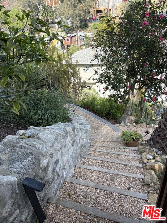 Building Photo - 444 W Avenue 37