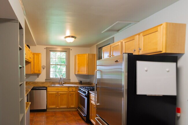 Building Photo - Inviting Stone Home for Rent – Walking Dis...