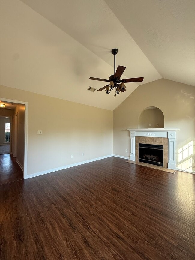 Building Photo - Spacious 3 BR/2BA Home + Formal Dining Roo...