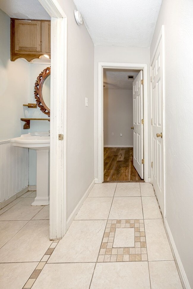 Building Photo - Cute Rental Home
