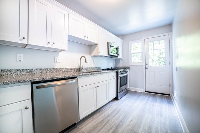 Primary Photo - 7475 School Ave