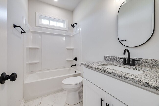 Building Photo - Like-New 4BR, 2.5BA Home with Privacy Fenc...
