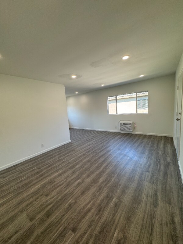 Building Photo - 15029 Burbank Blvd
