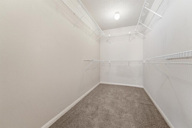 Building Photo - 6803 Rhodes Ct