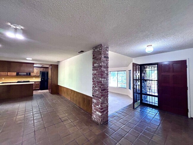 Building Photo - Three Bedroom Two Bathroom Home in Rescue