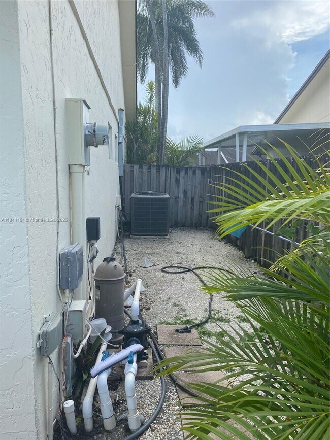 Building Photo - 14605 SW 75th Ave