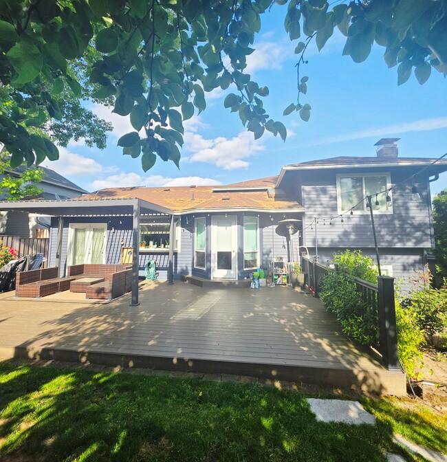 Building Photo - Charming 3 Bedroom Split-Level Home with Multiple Living Rooms & Spacious Back Yard