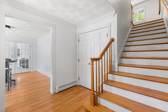 Building Photo - 160 Woodland Mead
