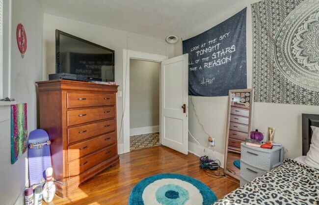 Building Photo - Charming updated Home 3bd/1ba   Kingsport TN