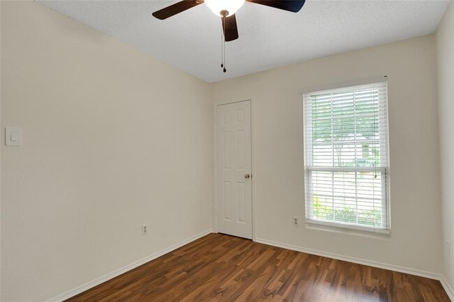 Building Photo - 616 Russet Valley Dr