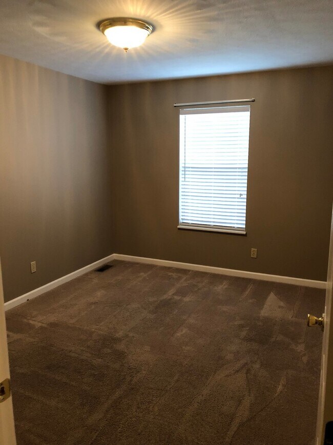 Building Photo - Maryville 37804 - 3 bedroom, 2 Bath Home , 2 car garage - Contact Donna Bailey (865) 389-6590