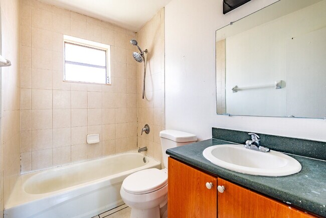 Building Photo - Bright & Spacious 1BR Near Everything You ...