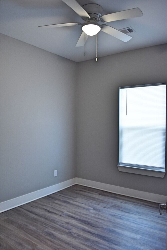 Building Photo - 10 Oakfield Dr N
