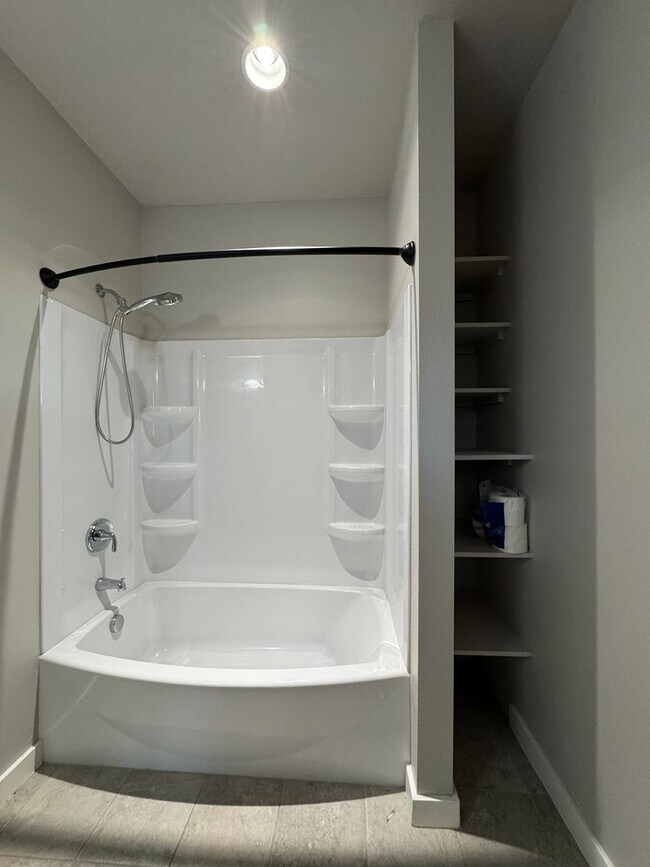 Building Photo - Newly Renovated & Ready to Impress!