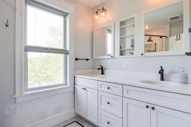 Building Photo - Unbeatable Family Home in the City w/ Park...