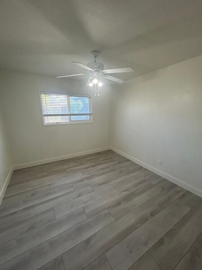 Building Photo - East End 4 Bedroom Home!