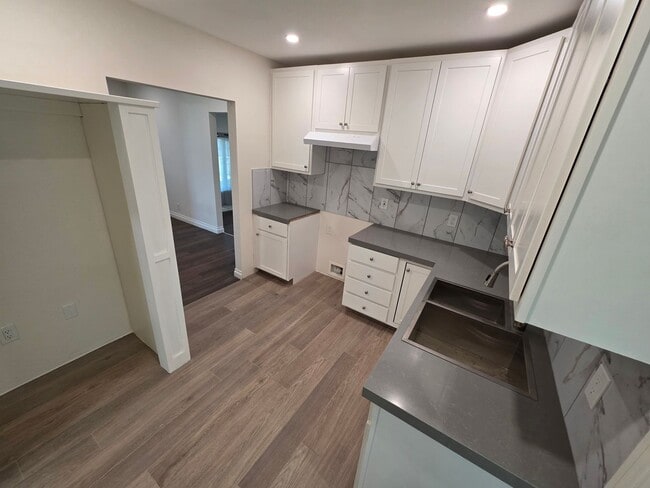 Building Photo - LOOKS JUST LIKE NEW