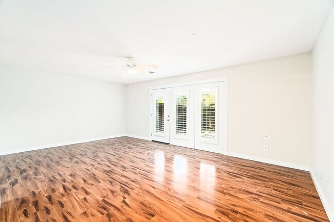 Building Photo - Life at the Heart of Lowcountry Living in Mt. Pleasant!