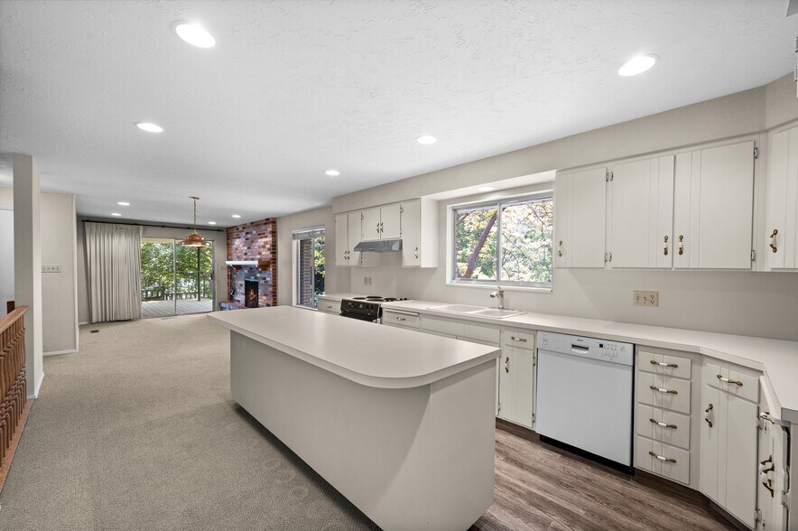 Kitchen & dining - 1480 E Millbrook Way