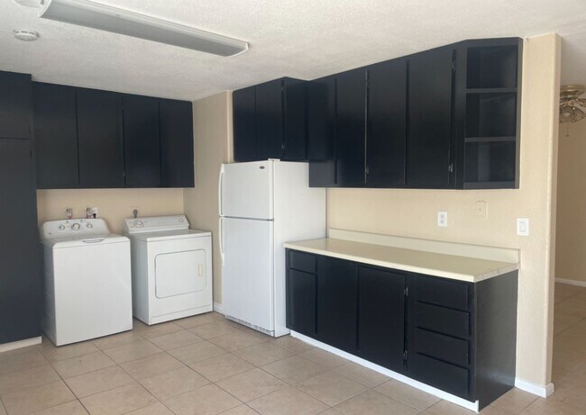 Building Photo - Beautiful 4 Bedroom 2 Bathroom house ( Smo...