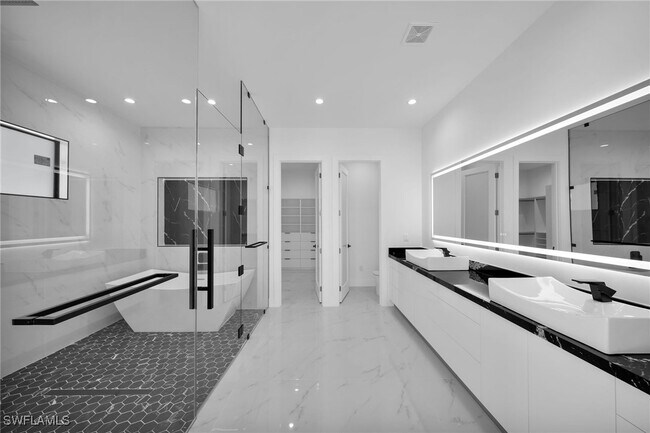 Building Photo - 4016 Chiquita Blvd S
