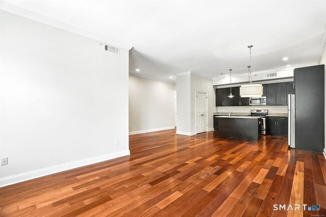 Building Photo - 142 East Ave