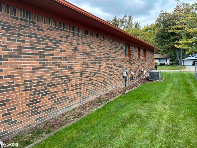 Building Photo - 37260 Rosebush St
